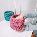 Kwiatowy koszyk do zawieszenia na ścianę - handmade na kosmetyki i spinki