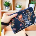 Kosmetyczka płaska do torebki z rączką KWIATY NA GRANACIE