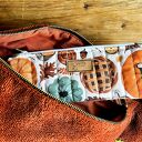 Otul jesienią swoją książkę - etui na książki i piórnik, czyli praktyczny prezent dla książkary