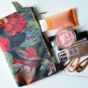 Kosmetyczka płaska do torebki z rączką KWIATY NA GRANACIE