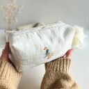 Kosmetyczka z ręcznym haftem gąsek - lniana z koronką