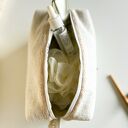 Kosmetyczka z ręcznym haftem gąsek - lniana z koronką