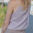 Top z kwiatami w delikatnym fiolecie