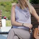 Top z kwiatami w delikatnym fiolecie