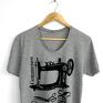 Szara melanżowa z czarnym nadrukiem vintage maszyny do i przyborów do szycia. Koszulka fair wear. T-shirt