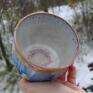 Ceramiczny kubek wykonany z jasnej gliny z efektem piegów. Toczony na kole garncarskim. Czarka
