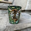 Czarny, porcelanowy kubek ręcznie malowany Tygrys w trawie