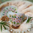 Barwny ręcznie malowany komplet kwiaty z porcelany (kubek 200 ml, filiżanka i talerzyk) - prezent dla niej