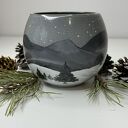 Duży zimowy kubek z górami. Ręcznie malowany okrągły kubek baryłka idealny na Boże Narodzenie