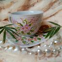 Barwny ręcznie malowany komplet kwiaty z porcelany (kubek 200 ml, filiżanka i talerzyk) - prezent dla niej