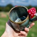 Ręcznie robiony kubek z muchomorkiem i zielonymi grzybkami - 370 ml