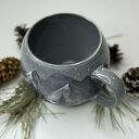 Duży zimowy kubek z górami. Ręcznie malowany okrągły kubek baryłka idealny na Boże Narodzenie