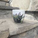 Porcelanowy kubek ręcznie malowany Kot w ogrodzie (300 ml)