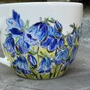 Porcelanowa filiżanka ręcznie malowana - niebieskie kwiaty (250 ml) ze spodkiem