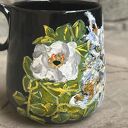 Porcelanowy kubek ręcznie malowany Kot Maine coon w dzikiej róży - 380 ml 