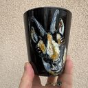 Czarny porcelanowy kubek ręcznie malowany Kozica - 330 ml