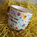 Ręcznie malowany kubek porcelanowy THE ONE - 380 ml, wzór w kwiaty i napis