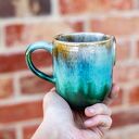 Duży ręcznie robiony kubek ceramiczny z wilkiem - leśne poszycie, ok. 420 ml