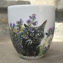 Porcelanowy kubek ręcznie malowany Kot w ogrodzie (300 ml)