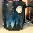 Ręcznie malowany kubek ceramiczny Nocny las i kosmos