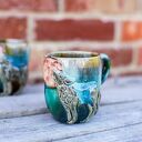 Duży ręcznie robiony kubek ceramiczny z wilkiem - leśne poszycie, ok. 420 ml