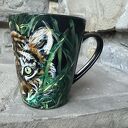 Czarny porcelanowy kubek ręcznie malowany 'Tygrys w trawie' (330 ml)