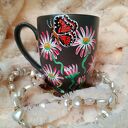 Ręcznie malowany kubek 400 ml - stokrotki i motyle z porcelany