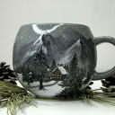 Duży zimowy kubek z górami. Ręcznie malowany okrągły kubek baryłka idealny na Boże Narodzenie