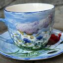 Porcelanowa filiżanka ze spodkiem Łąka i chmury - ręcznie malowana