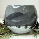 Duży zimowy kubek z górami. Ręcznie malowany okrągły kubek baryłka idealny na Boże Narodzenie