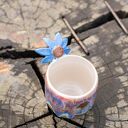 Kubek ceramiczny z kwiatkiem - zielone poszycie (ok. 400 ml)