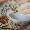 Barwny ręcznie malowany komplet kwiaty z porcelany (kubek 200 ml, filiżanka i talerzyk) - prezent dla niej