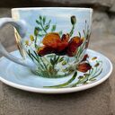 Porcelanowa filiżanka ręcznie malowana w polne kwiaty