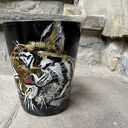 Czarny, porcelanowy kubek ręcznie malowany Śpiący Tygrys
