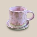 Różowy kubek ceramiczny z sercem i podstawką