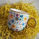 Ręcznie malowany kubek porcelanowy THE ONE - 380 ml, wzór w kwiaty i napis