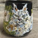 Porcelanowy kubek ręcznie malowany Kot Maine coon w dzikiej róży - 380 ml 
