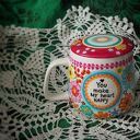 Ręcznie malowany kubek z sitkiem i pokrywką FOLK Pink