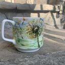 Porcelanowy kubek ręcznie malowany Kot w dmuchawcach