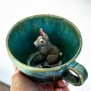 Turkusowa filiżanka ceramiczna z figurką królika - Leśne jeziorko, 380 ml