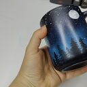Ręcznie malowany kubek ceramiczny Nocny las i kosmos