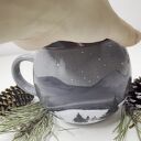 Duży zimowy kubek z górami. Ręcznie malowany okrągły kubek baryłka idealny na Boże Narodzenie