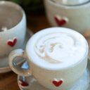 Filiżanka z serduszkiem i spodkiem - ręcznie toczona ceramika do cappuccino