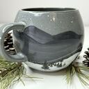 Duży zimowy kubek z górami. Ręcznie malowany okrągły kubek baryłka idealny na Boże Narodzenie