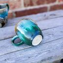 Duży ręcznie robiony kubek ceramiczny z wilkiem - leśne poszycie, ok. 420 ml
