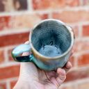 Duży ręcznie robiony kubek ceramiczny z wilkiem - leśne poszycie, ok. 420 ml