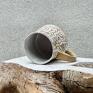 pomysł na świąteczne prezenty Zimowy kubek w margerytki - prezent dla kobiety ceramiczny