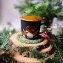 Świąteczny zestaw prezentowy zawiera: - kubek ręcznie malowany z pokrywką 350ml i sitkiem do ziół i herbaty. Prezent dla miłośnika las