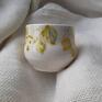 Porcelanowa czarka, ręcznie toczona i malowana farbami podszkliwnymi w liście lipy. W stylu japońskim. Doskonała. Herbata