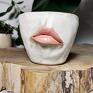 kubki: Kubek z ręcznie rzeźbionymi ustami ceramika artystyczna